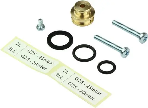 BOSCH Gasdüse, Teileset mit diversen O-Ringen, Schrauben und einem Messingteil, zur Verwendung in Gasgeräten, auf einem hellen Untergrund angeordnet.